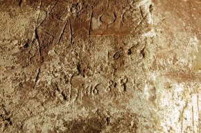Čo sme nečakali: Na pôvodnej omietke jedného z pilierov boli objavené nápisy vojakov vyryté v období protitureckých vojen. KALOCY 1665 a ADI 1688