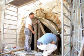Bola obnovená časť oblúka nad vchodom do kazematy, poškodená presekaním elektrického vedenia v 70-tych rokoch minulého storočia. Oblúk a stenu nad ním veľmi narušila aj zrážková voda, ktorá tam vnikala v rokoch 1992 až 2008 cez poškodenú strechu.